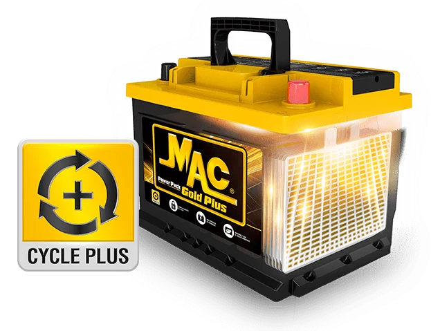 bateria-mac-cycleplus-domicilio-guayaquil Técnico entregando batería MAC Power Pack Gold Plus con tecnología Cycle Plus para servicio a domicilio en Guayaquil.